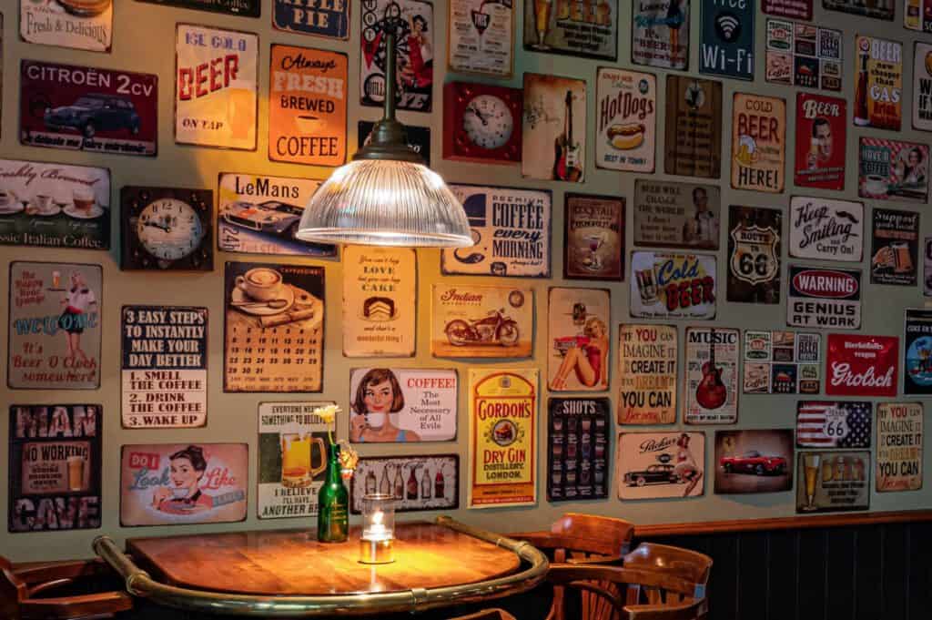 Achterwand in het sportcafë met allerlei oude reclame