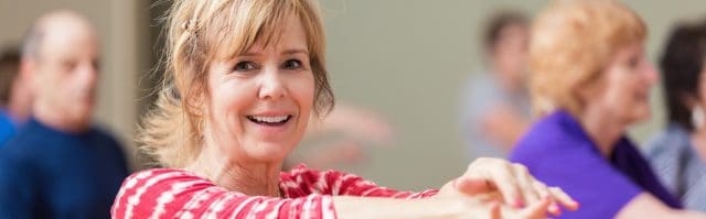 seniore dame doet aan sport en spel